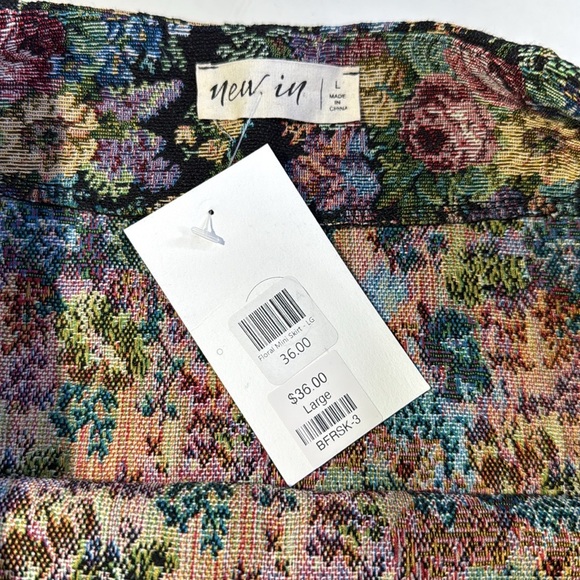 New in Floral Women's Skirt - Picture 5 of 7